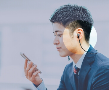 リスニングする男性