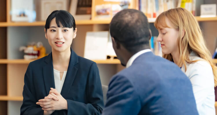 外国人と話す女性