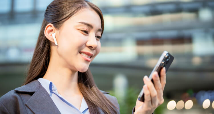 シャドーイングをする女性