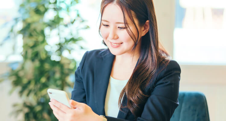 スマホを見る女性
