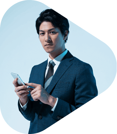 スマートフォンを持つ男性