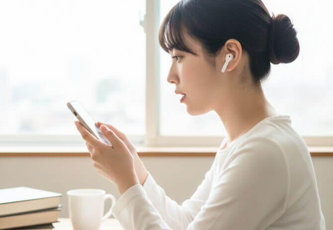 アプリを使う女性